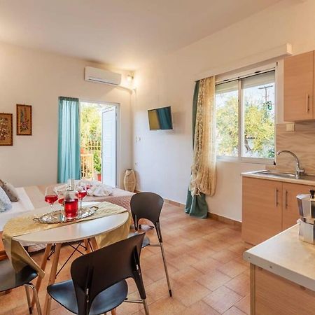 Summer Rose Garden Getaway - A Step To The Beach Καλαμάτα Εξωτερικό φωτογραφία