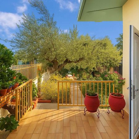 Summer Rose Garden Getaway - A Step To The Beach Καλαμάτα Εξωτερικό φωτογραφία