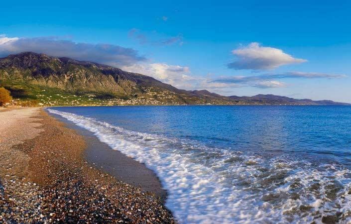 Summer Rose Garden Getaway - A Step To The Beach Καλαμάτα Εξωτερικό φωτογραφία