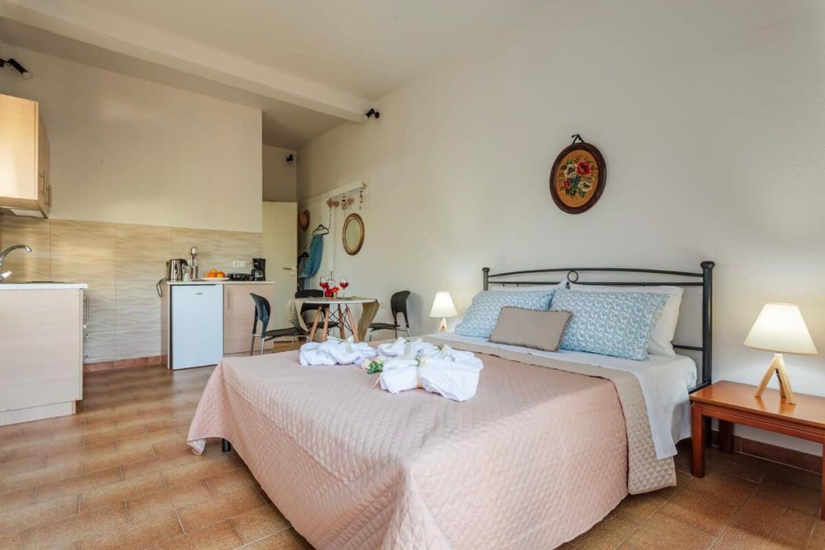 Summer Rose Garden Getaway - A Step To The Beach Καλαμάτα Εξωτερικό φωτογραφία
