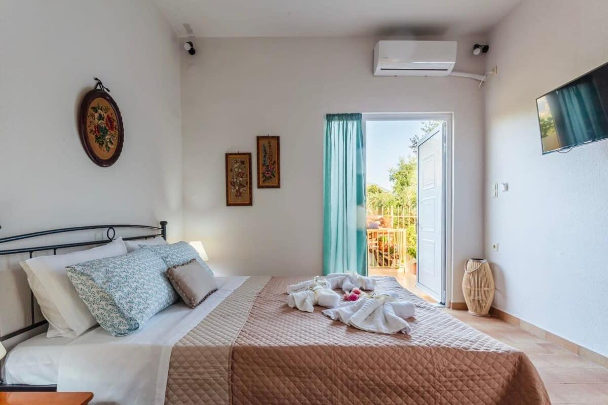Summer Rose Garden Getaway - A Step To The Beach Καλαμάτα Εξωτερικό φωτογραφία