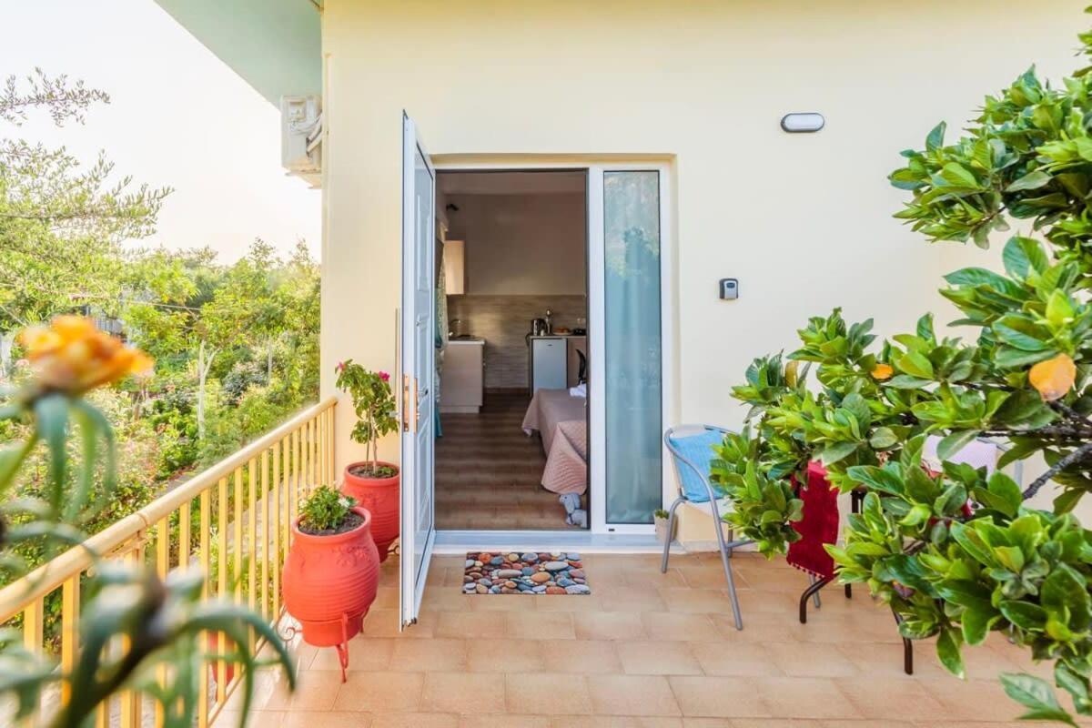 Summer Rose Garden Getaway - A Step To The Beach Καλαμάτα Εξωτερικό φωτογραφία