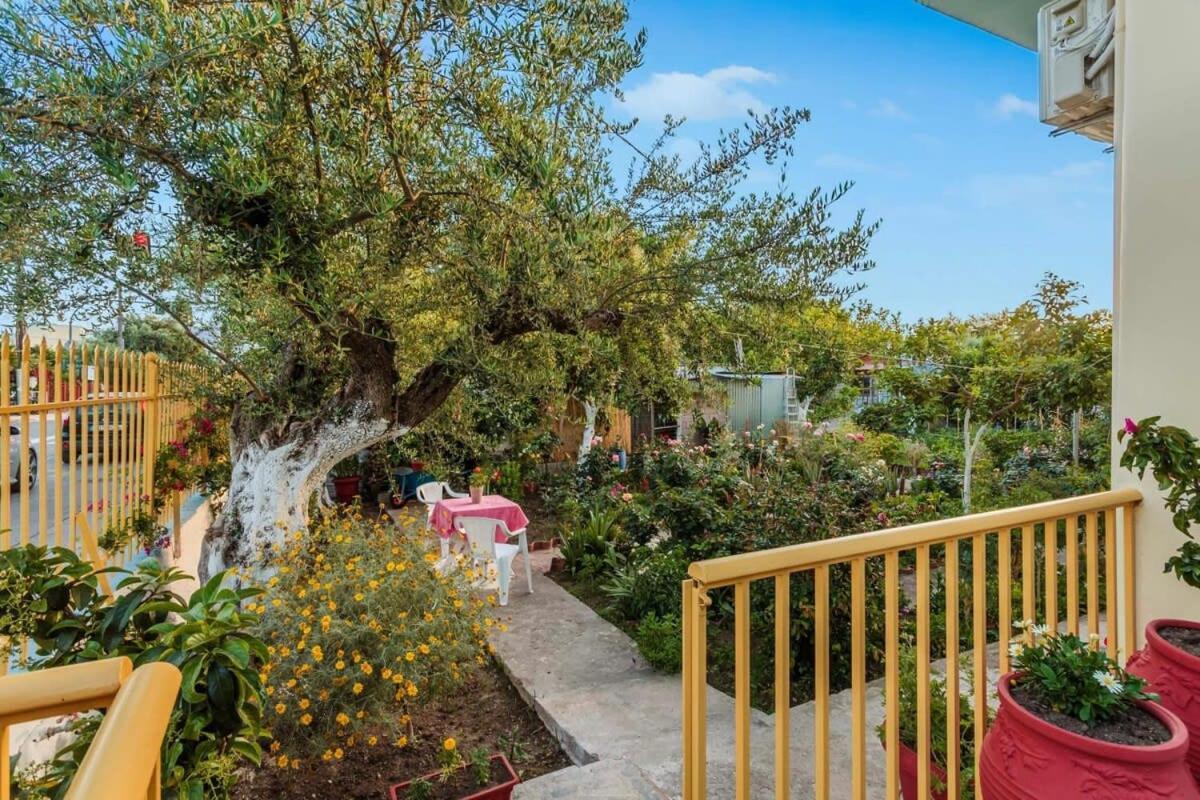 Summer Rose Garden Getaway - A Step To The Beach Καλαμάτα Εξωτερικό φωτογραφία