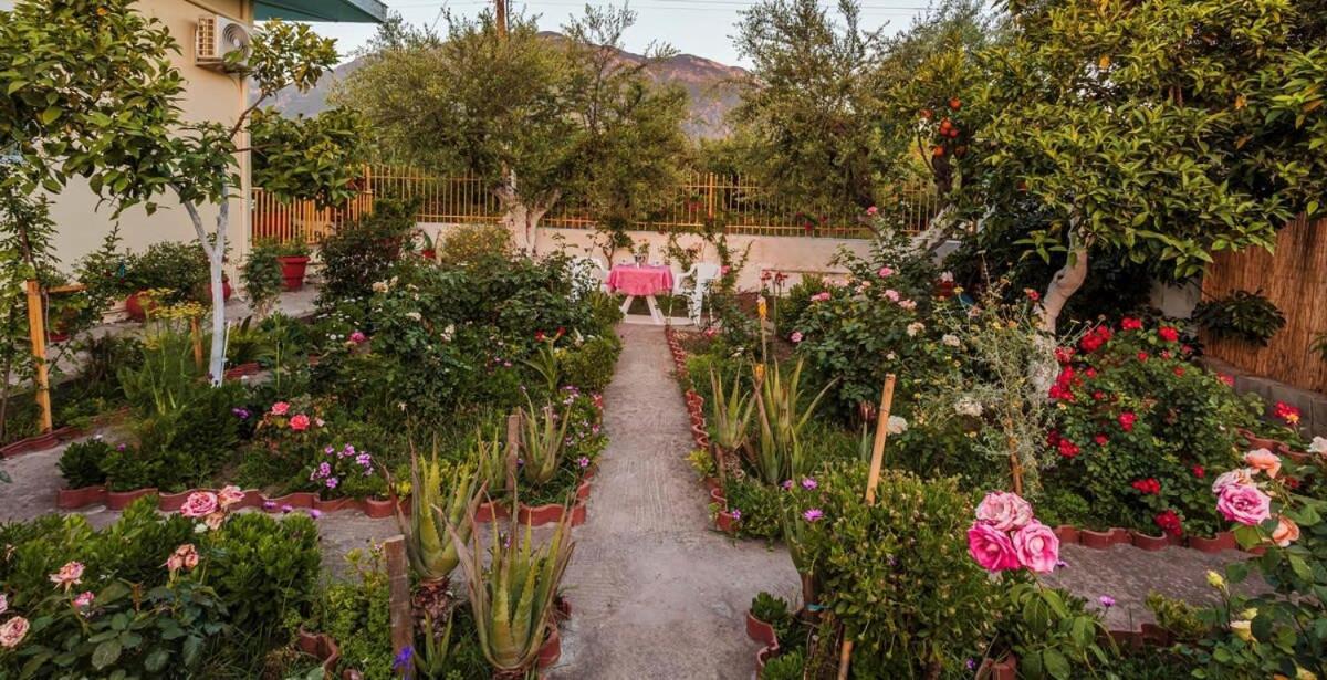 Summer Rose Garden Getaway - A Step To The Beach Καλαμάτα Εξωτερικό φωτογραφία